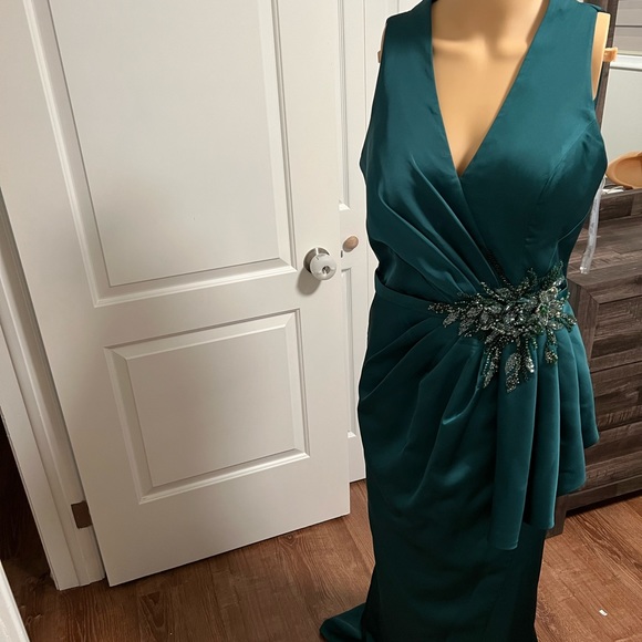 Dress - Picture 1 of 4